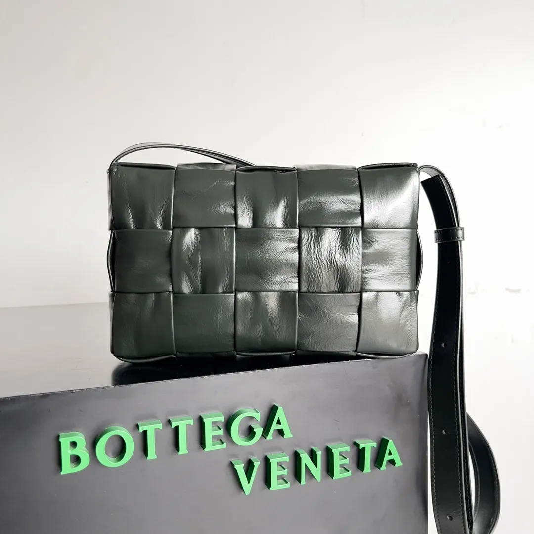 Batch 1680 𝒃𝒐𝒕𝒕𝒆𝒈𝒂 𝒗𝒆𝒏𝒆𝒕𝒂-New style 𝒄𝒂𝒔𝒔𝒆𝒕𝒕𝒆 The new cassette is really for both men and women 🉑️, the leather surface is changed from lamb to waxed calfskin, the gloss is 💯, the shoulder straps are matched with classic triangle elements, exquisite and fashionable, a street photography artifact (ps: super practical‼️) 🌈Only the highest-end in the market, welcome to compare Size: 23*15*5cm.      Model: 667298